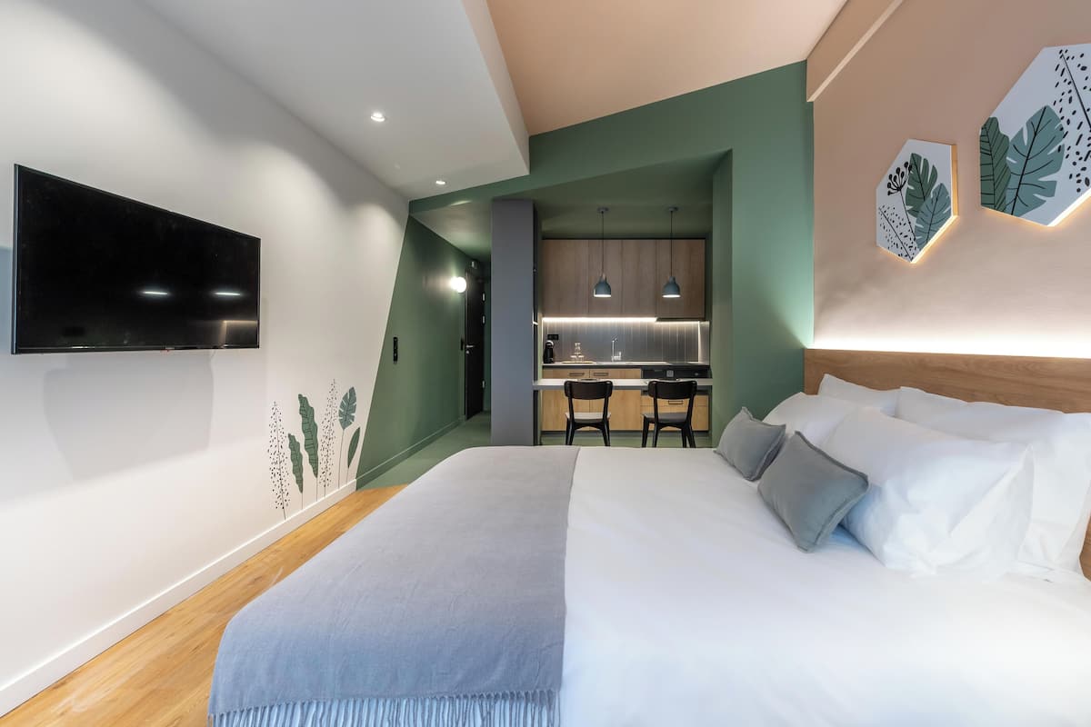 Junior-Suite, Balkon, Stadtblick | Bettwäsche aus ägyptischer Baumwolle, hochwertige Bettwaren