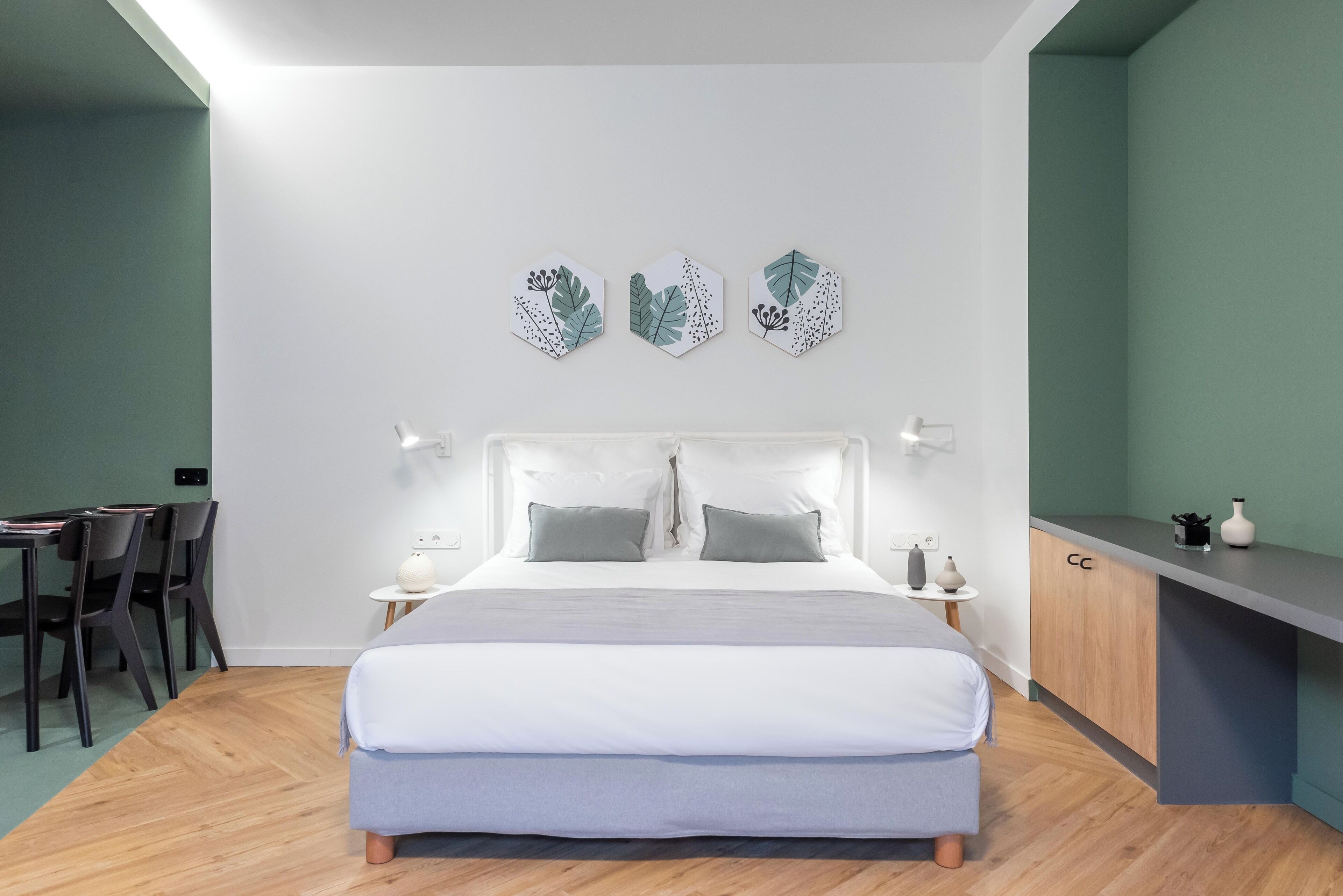 Egyptian cotton sheets, premium bedding, minibar, desk