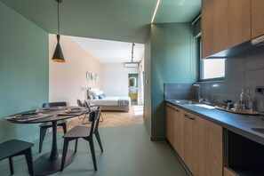 Svit Design - utsikt mot staden | Eget kök | Minikylskåp, espressobryggare, kaffe- och tebryggare och vattenkokare