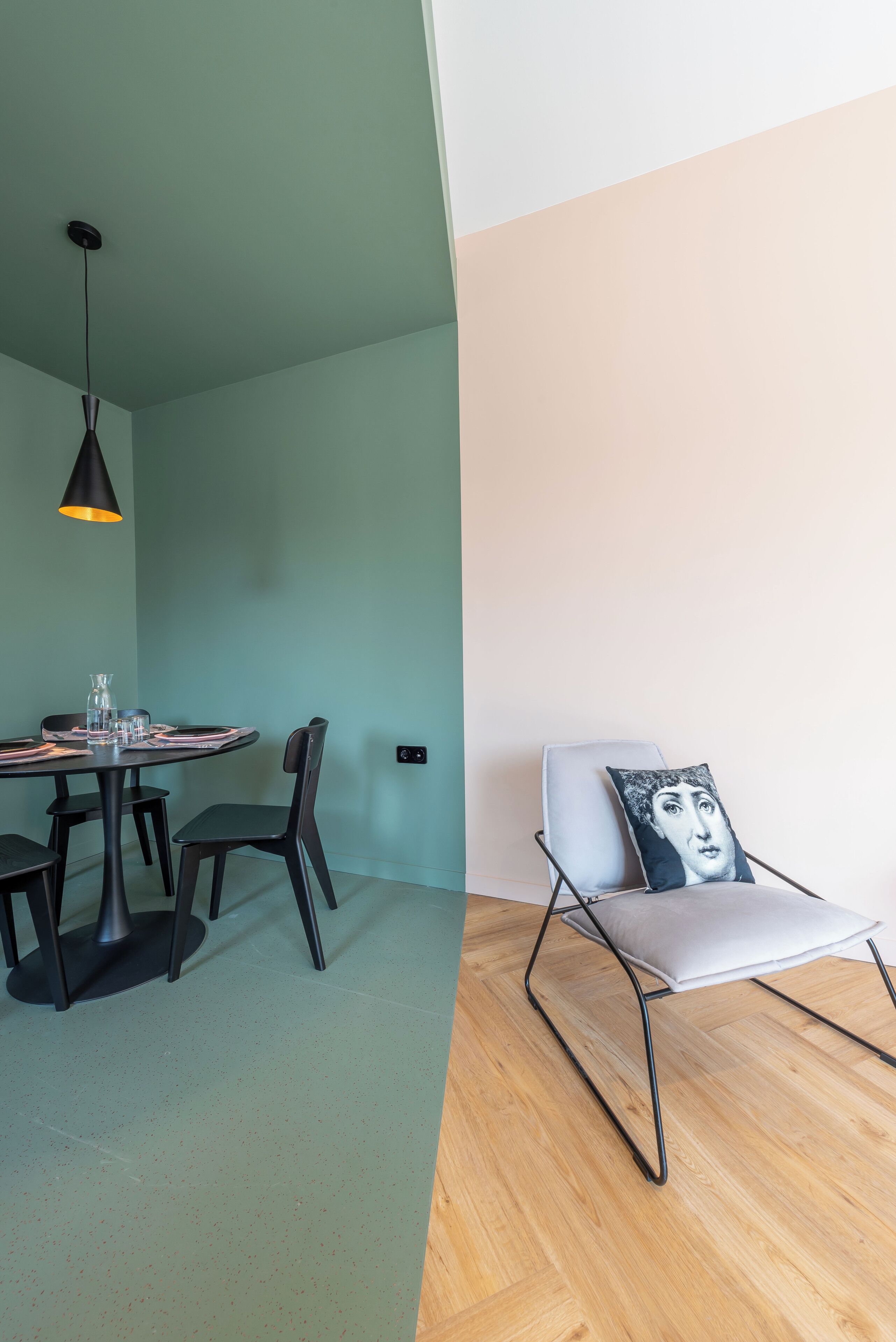 Egyptian cotton sheets, premium bedding, minibar, desk