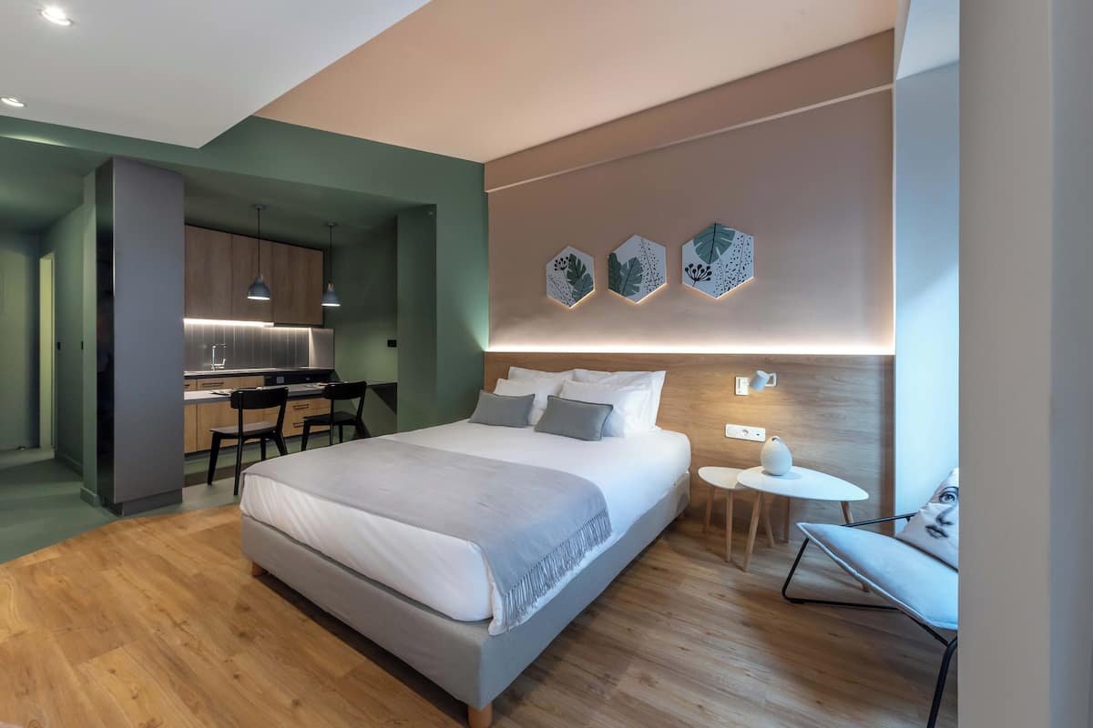 Junior Σουίτα, Μπαλκόνι, Θέα στην Πόλη | Σεντόνια από αιγυπτιακό βαμβάκι, κλινοσκεπάσματα υψηλής ποιότητας