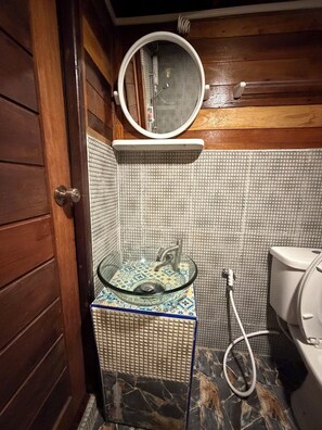 Bungalow Confort, balcón, vista al mar | Baño | Regadera, toallas, jabón, papel de baño 