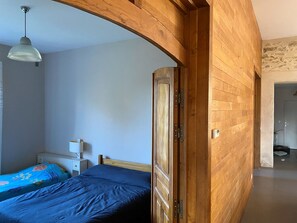 4 عدّة غرف نوم وملاءات أسرّة وتسهيلات لدخول الكراسي المتحركة