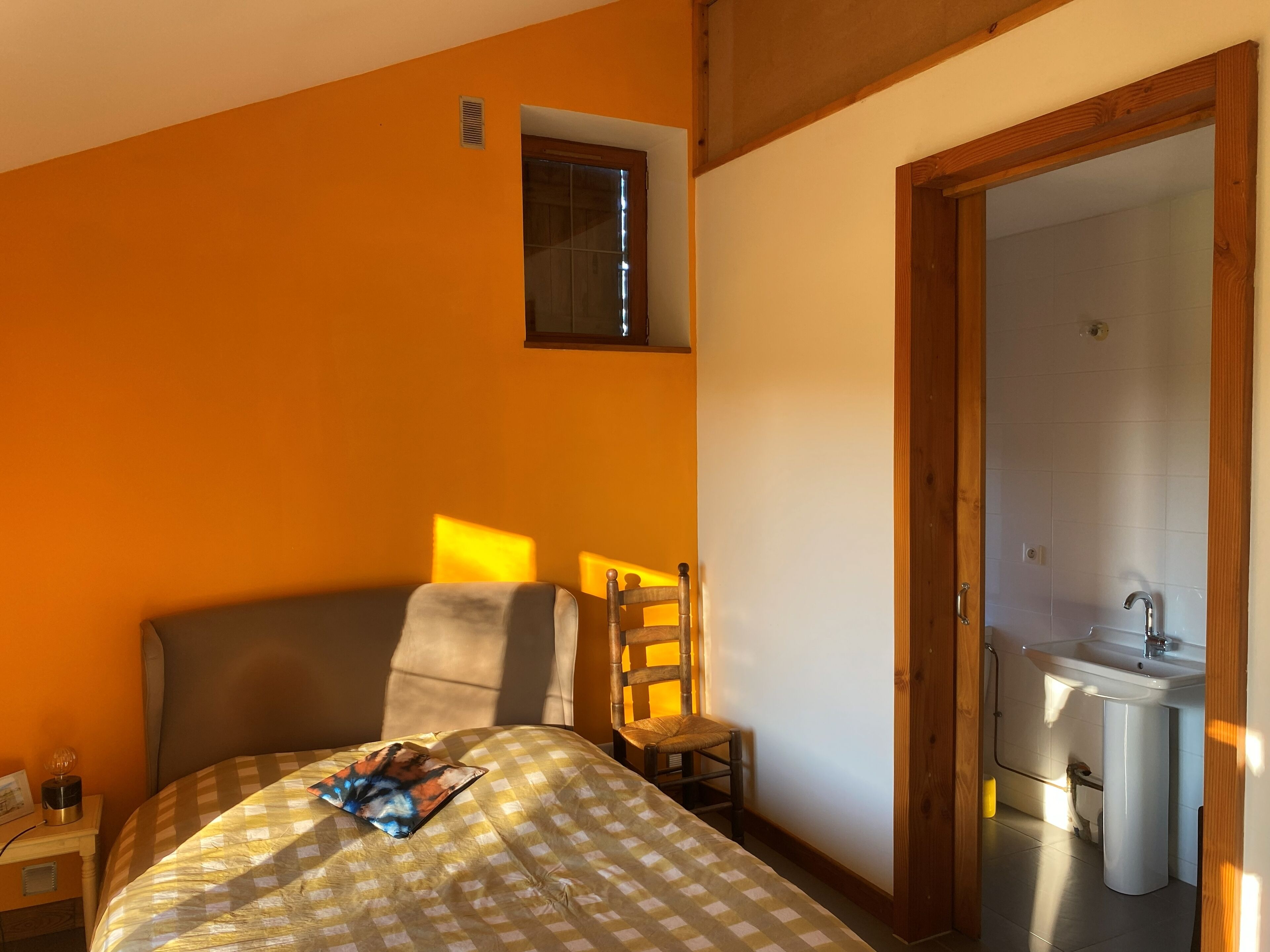 4 bedrooms, bed sheets, wheelchair access