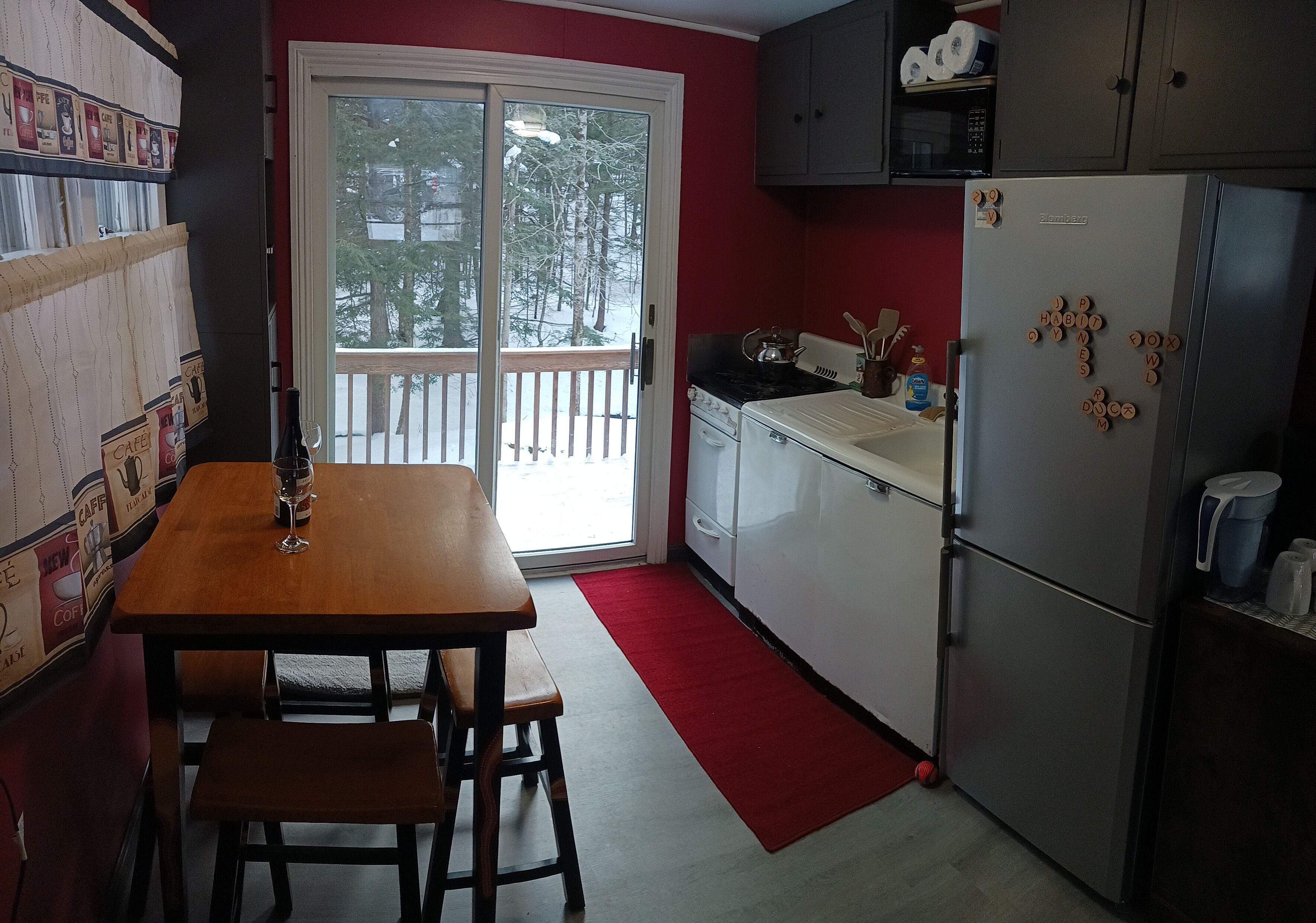 Réfrigérateur, micro-ondes, four, plaque de cuisson