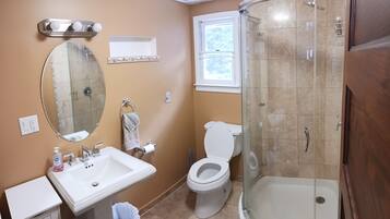 Regadera, secadora de cabello, toallas, jabón