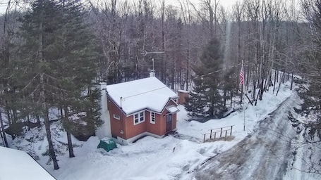 Exterior. Brookside cottage near the mountains and outdoor recreation