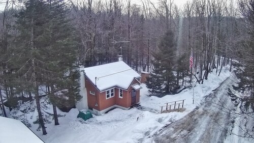 Brookside cottage near the mountains and outdoor recreation