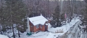 Brookside cottage near the mountains and outdoor recreation