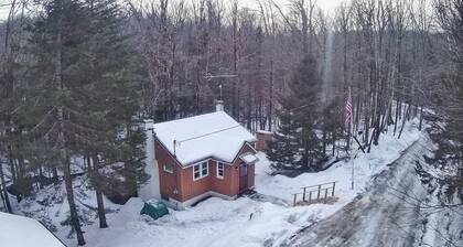 Brookside cottage near the mountains and outdoor recreation