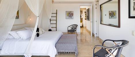 Tabla de planchar con plancha, acceso a internet y ropa de cama