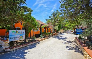 Property grounds - Beautiful home in Privlaka (Privlaka)