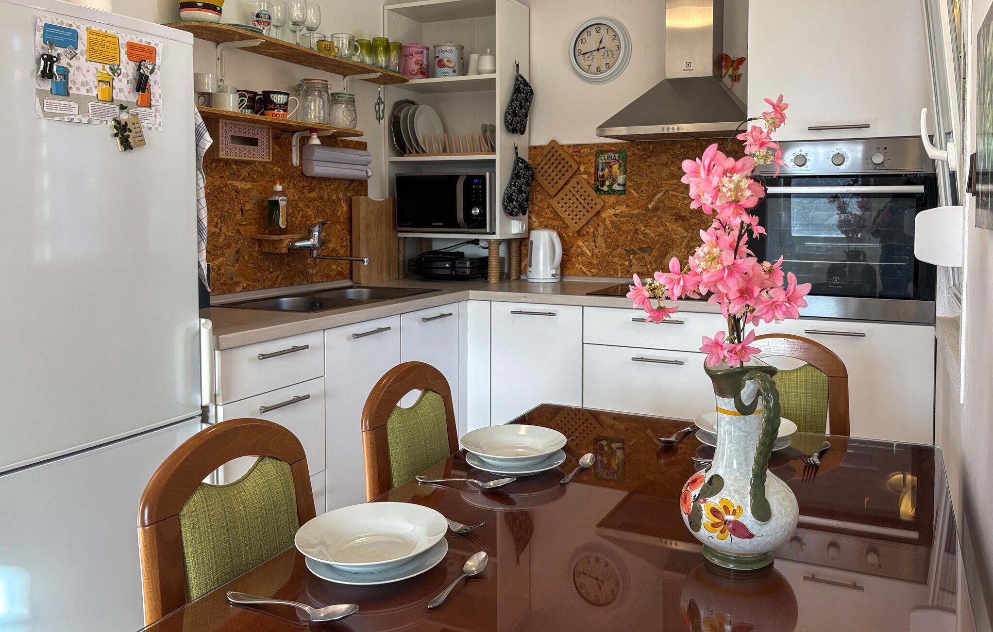 Fridge, oven, stovetop, coffee/tea maker