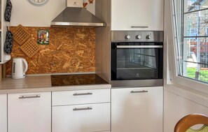 Refrigerador, horno, parrilla de estufa y cafetera y tetera 