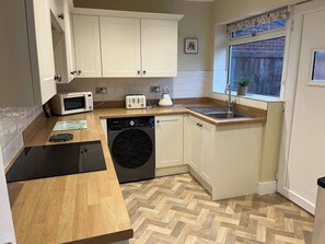 Jääkaappi, mikroaaltouuni, uuni, liesi