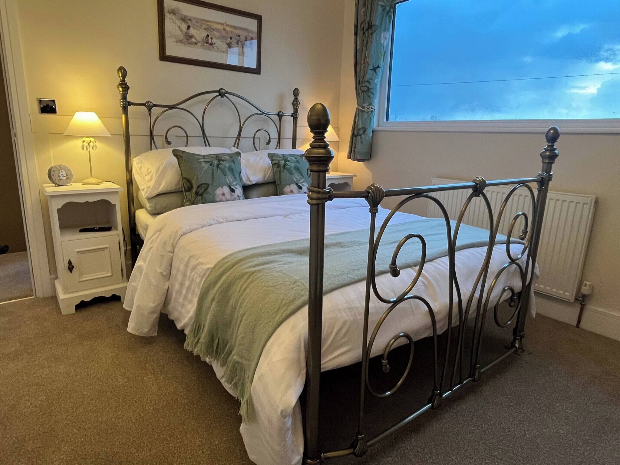 2 bedrooms, iron/ironing board, internet, bed sheets