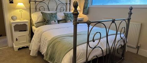 2 soverom, strykejern/-brett, internettilgang og sengetøy