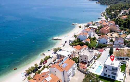 Ocean front home in Slatine