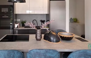 Wasserkocher mit Kaffee-/Teezubehör, Kühlschrank, Mikrowelle, Ofen