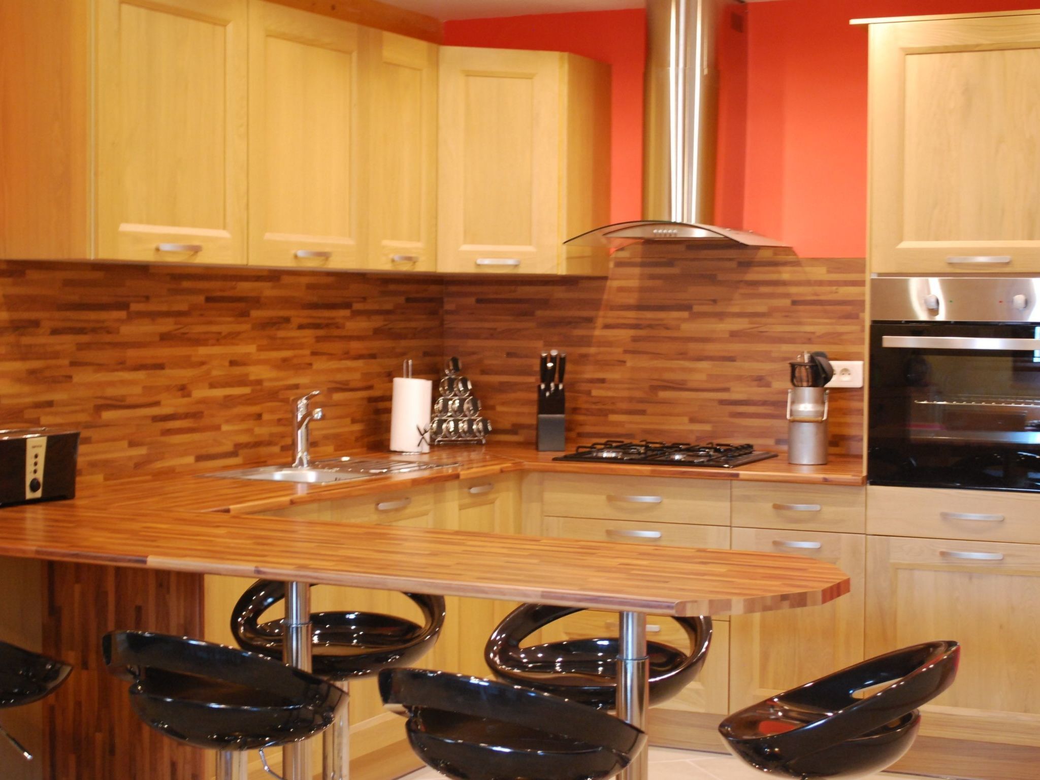 Een koelkast, een microgolfoven, een oven, een vaatwasser