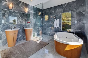 Shower, hair dryer, towels - Secluded 4BDR Retreat w/ Pool, Hot Tub, Views | Shiloh Vista Estate by AvantStay (Santa Rosa)