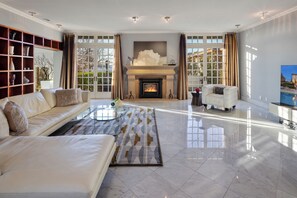 Smart TV, fireplace