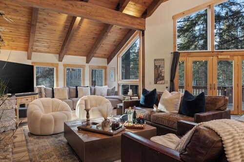 Near Ski Resorts, Downtown Truckee, & Donner Lake | Basque Lodge by AvantStay