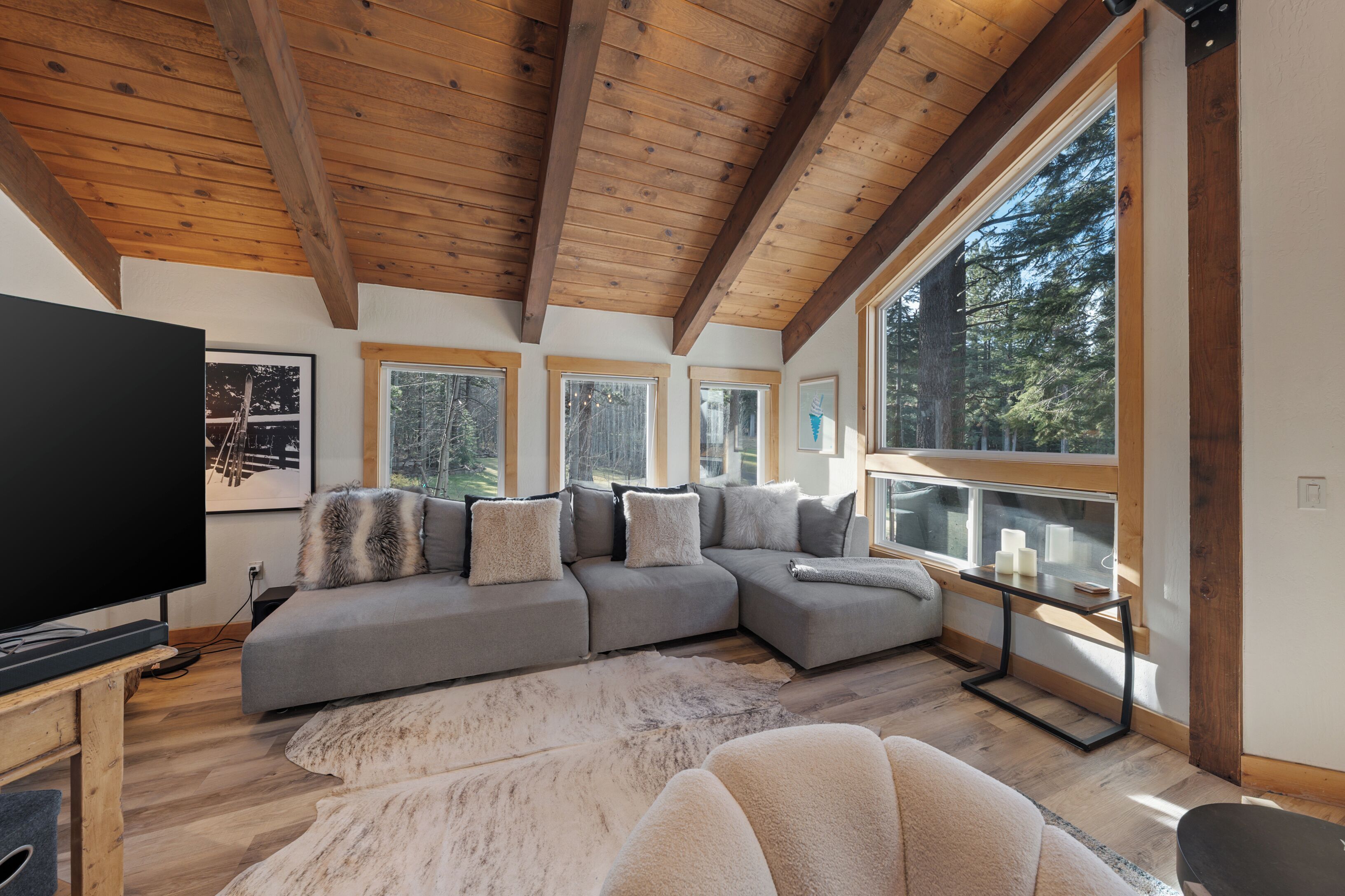 Smart-tv och eldstad