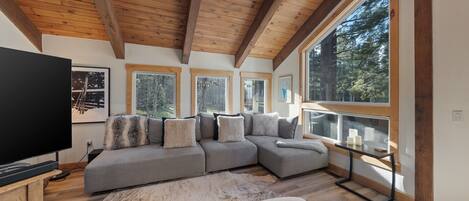 Smart-tv och eldstad