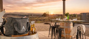 Paso Robles Wine Country Hillside + Panoramic Views + Covered Patio Dining