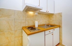 Een koelkast, een kookplaat, een koffiezetapparaat/waterkoker