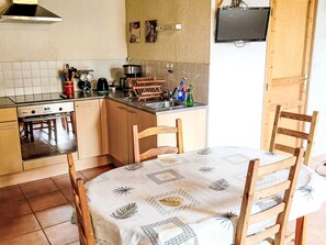 Kühlschrank, Mikrowelle, Ofen, Kochgeschirr/Geschirr/Besteck