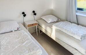 Travel cot, free WiFi