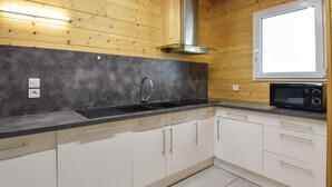 Een koelkast, een magnetron, een oven, een vaatwasser