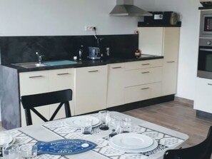 Kühlschrank, Mikrowelle, Ofen, Geschirrspüler