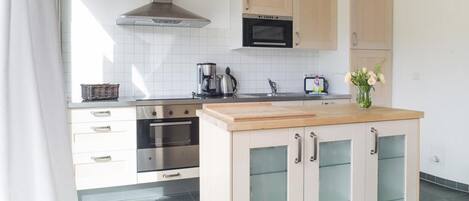 Réfrigérateur, plaque de cuisson, lave-vaisselle, cafetière/bouilloire