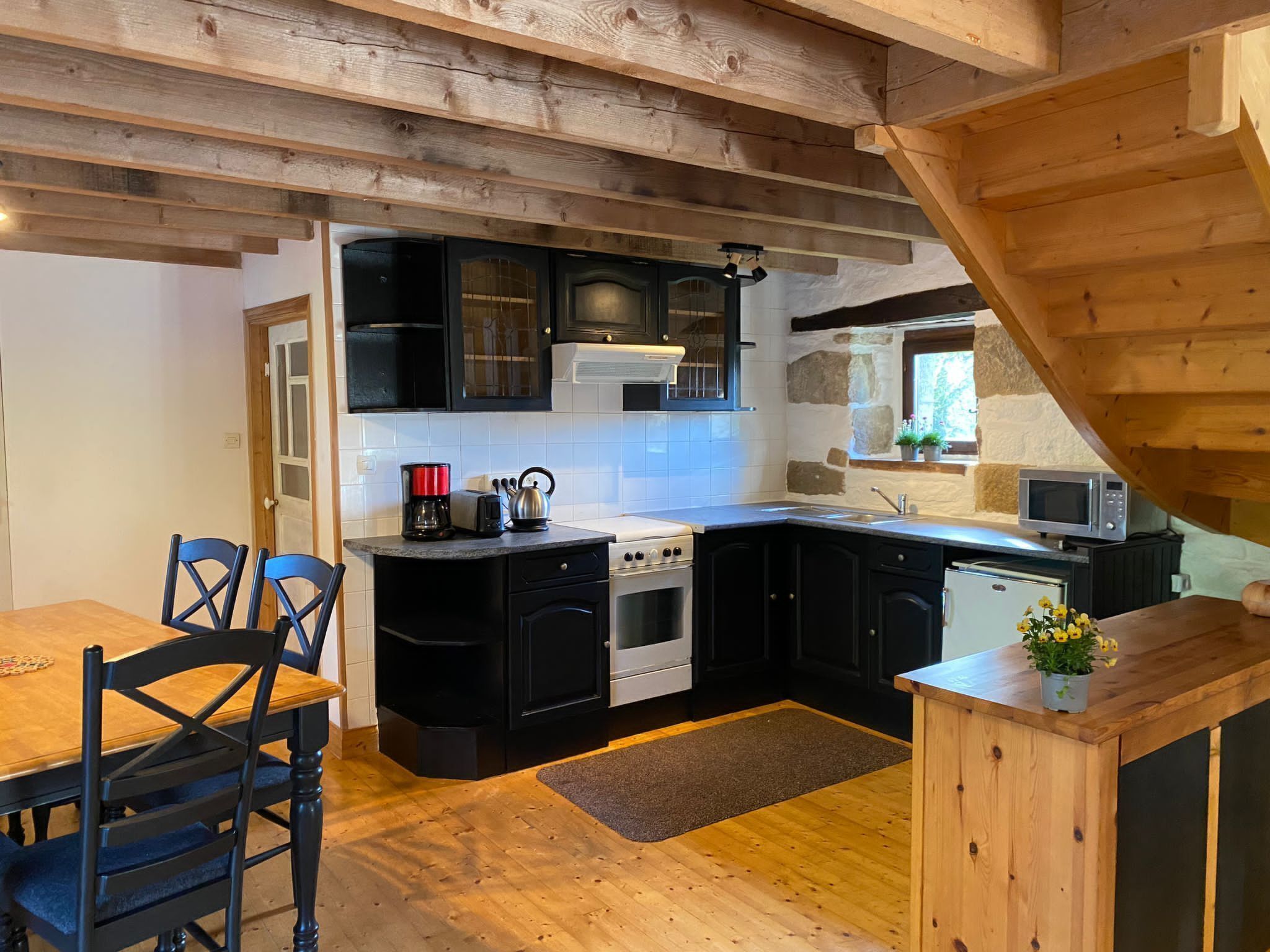 Réfrigérateur, four à micro-ondes, un four, vaisselle et ustensiles