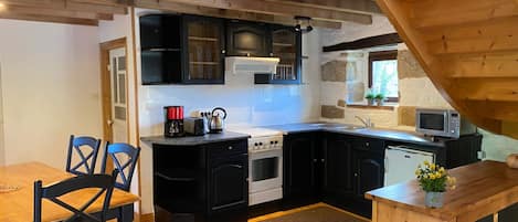 Kjøleskap, mikrobølgeovn, ovn og kjøkkenutstyr