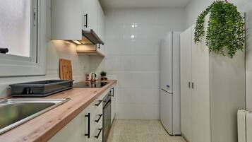 Een koelkast, een magnetron, een oven, een kookplaat