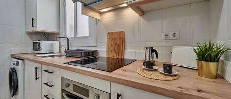 Kjøleskap, mikrobølgeovn, ovn og kokeplater