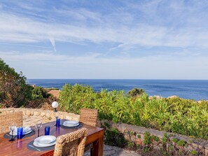 Outdoor dining - Türkisfarbene Villa mit Terrasse und Meerblick by Interhome (Costa Paradiso)