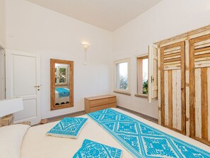 Internet - Türkisfarbene Villa mit Terrasse und Meerblick by Interhome (Costa Paradiso)