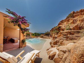 Terrace/patio - Suite mit natürlichem Hydromassage-Pool und Meerblick. by Interhome (Costa Paradiso)
