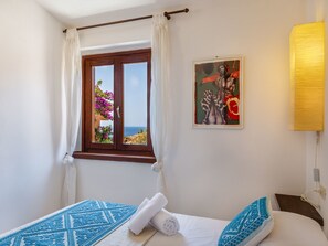 Internet - Suite mit natürlichem Hydromassage-Pool und Meerblick. by Interhome (Costa Paradiso)