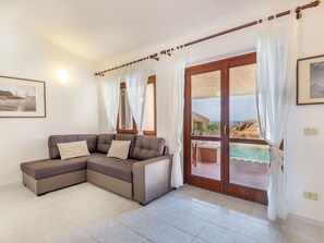Living area - Suite mit natürlichem Hydromassage-Pool und Meerblick. by Interhome (Costa Paradiso)
