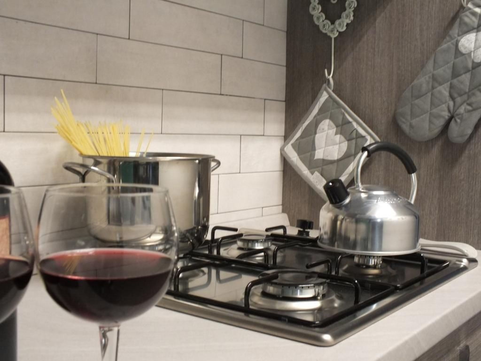 Frigorifero, forno, lavastoviglie, pentole/stoviglie/utensili