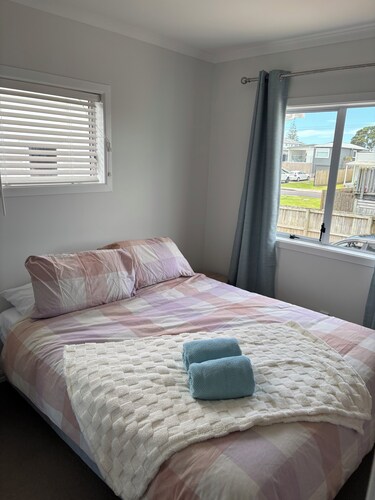 Wee Blue Bach at Waihi Beach - 3 mins to the beach!