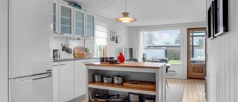 Geladeira, cooktop, cafeteira/chaleira