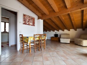 Interior - Dachgeschosswohnung mit Privatparkplatz by Interhome (Salionze)