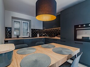 Kühlschrank, Mikrowelle, Ofen, Geschirrspüler